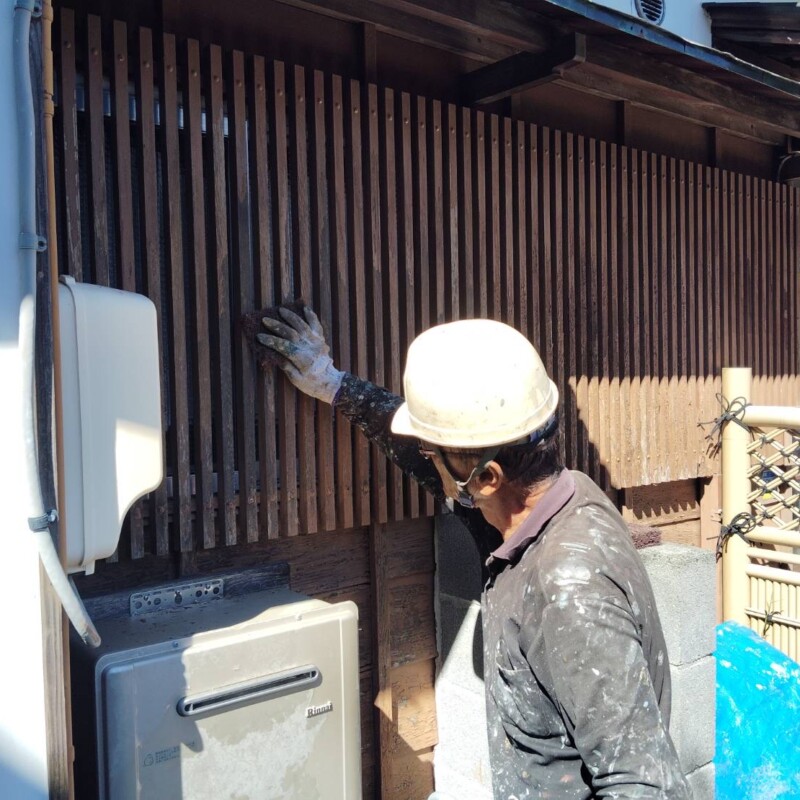 外まわりを整えながら、丁寧に施工中