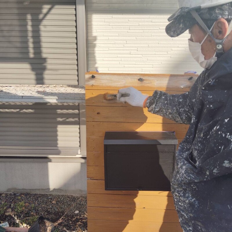 各現場で進む、木部塗装。