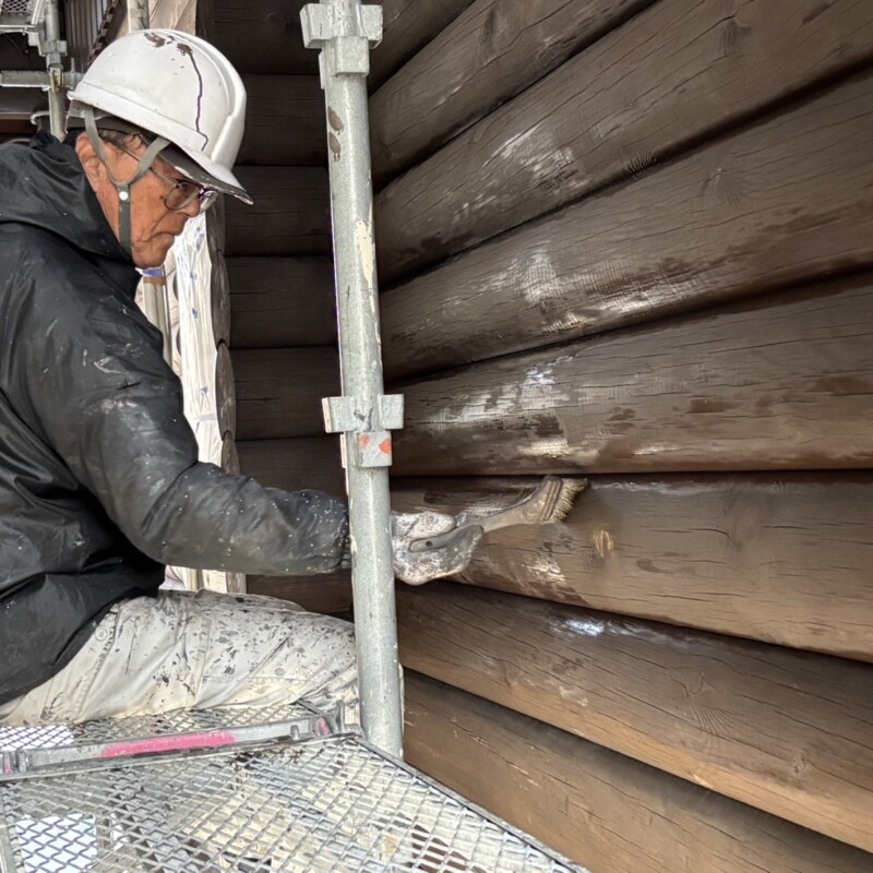 気温に恵まれて、進む塗装作業。