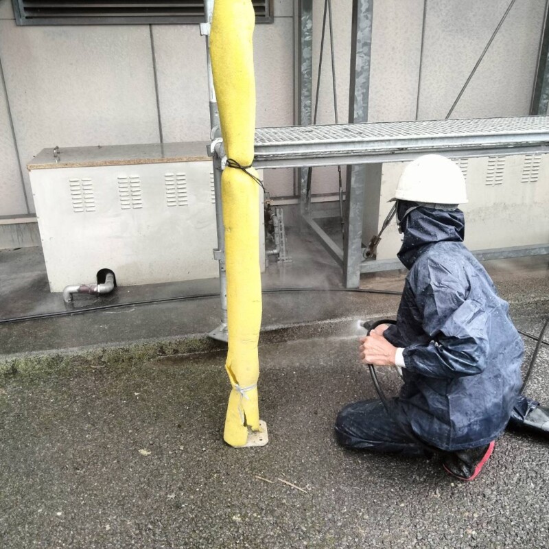 高圧洗浄で下準備。